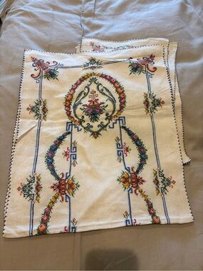 Embroidered Floral Linen Runner & 8 Napkins